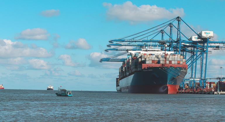 Un barco contenedor en los muelles de Vietnam.